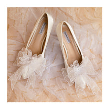 Load image into Gallery viewer, Bellis Big Bows Pointed-Toe Off White Heels