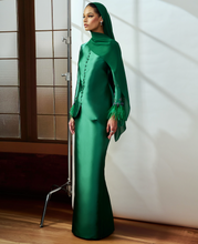 Load image into Gallery viewer, Padma Feathers Kurung (Emerald Green)