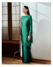 Load image into Gallery viewer, Selendang Bahu Sulam Scallop (Emerald Green) (PROMO PRICE : RM87)
