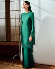 Load image into Gallery viewer, Wisturia Kurung Moden (Emerald Green)
